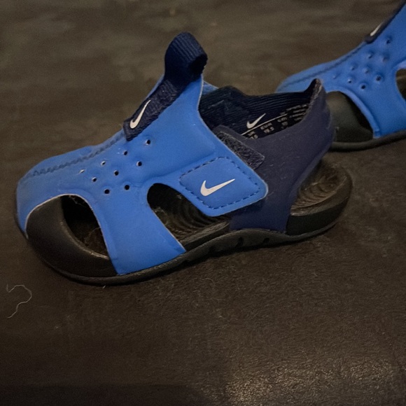 Nike sz 4 - Picture 2 of 7